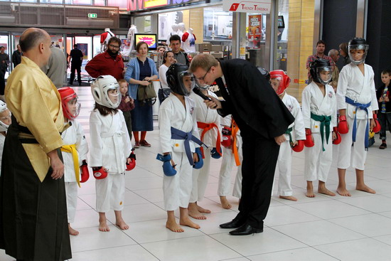 pokazTesco01 pokaz karate dzieci Praga